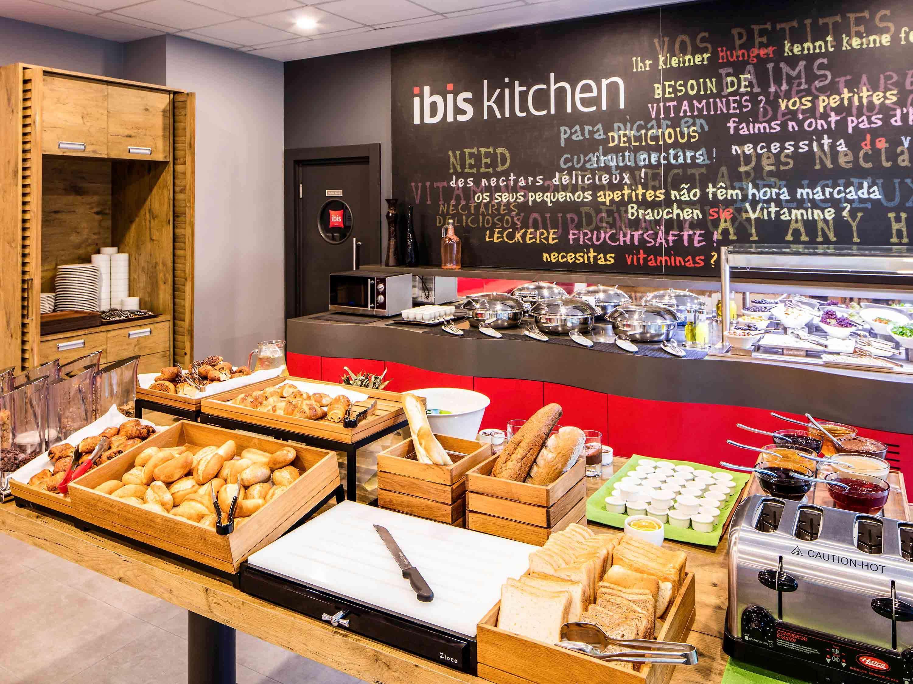 Ibis West מלון