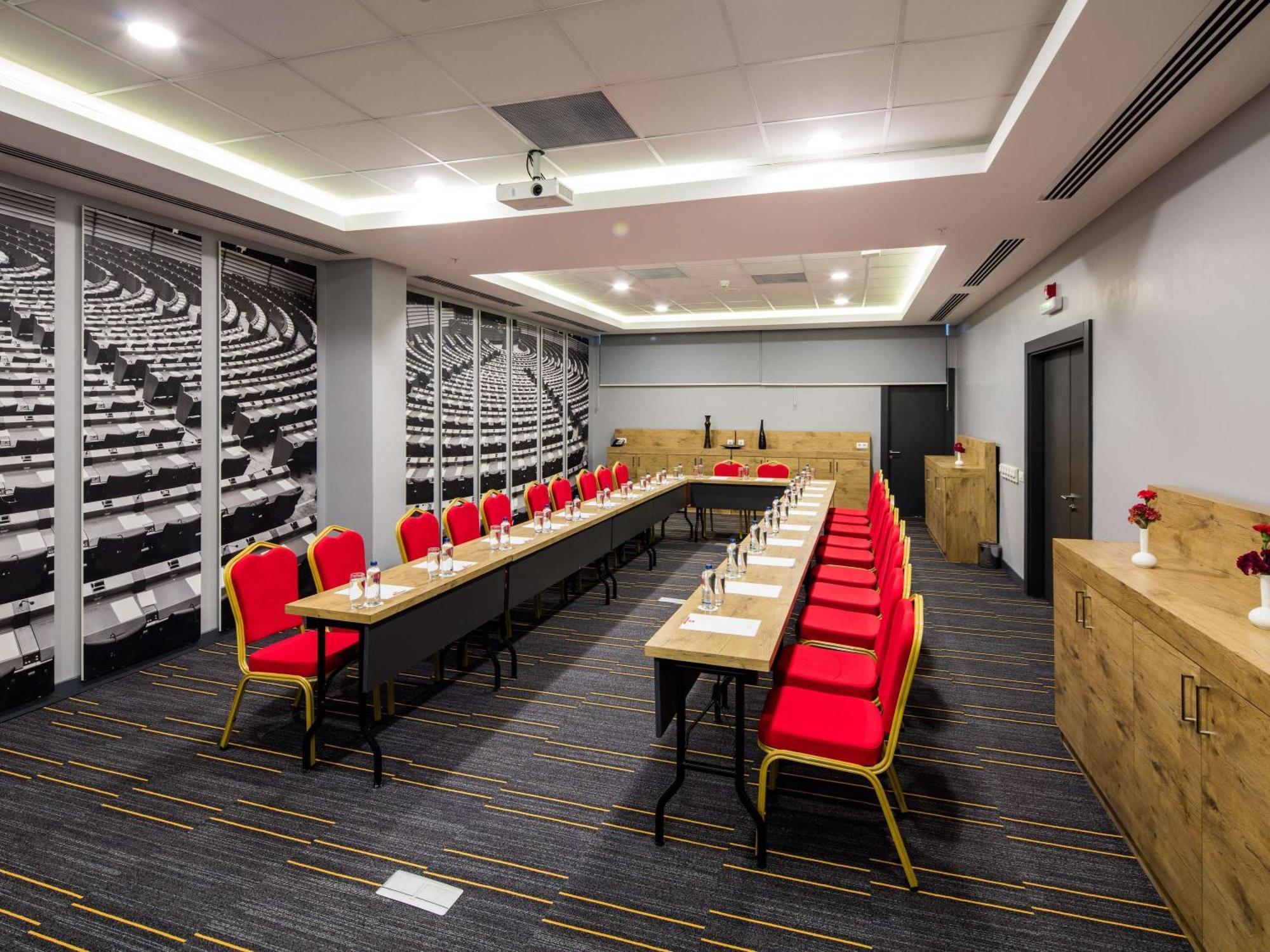Ibis West מלון 3*