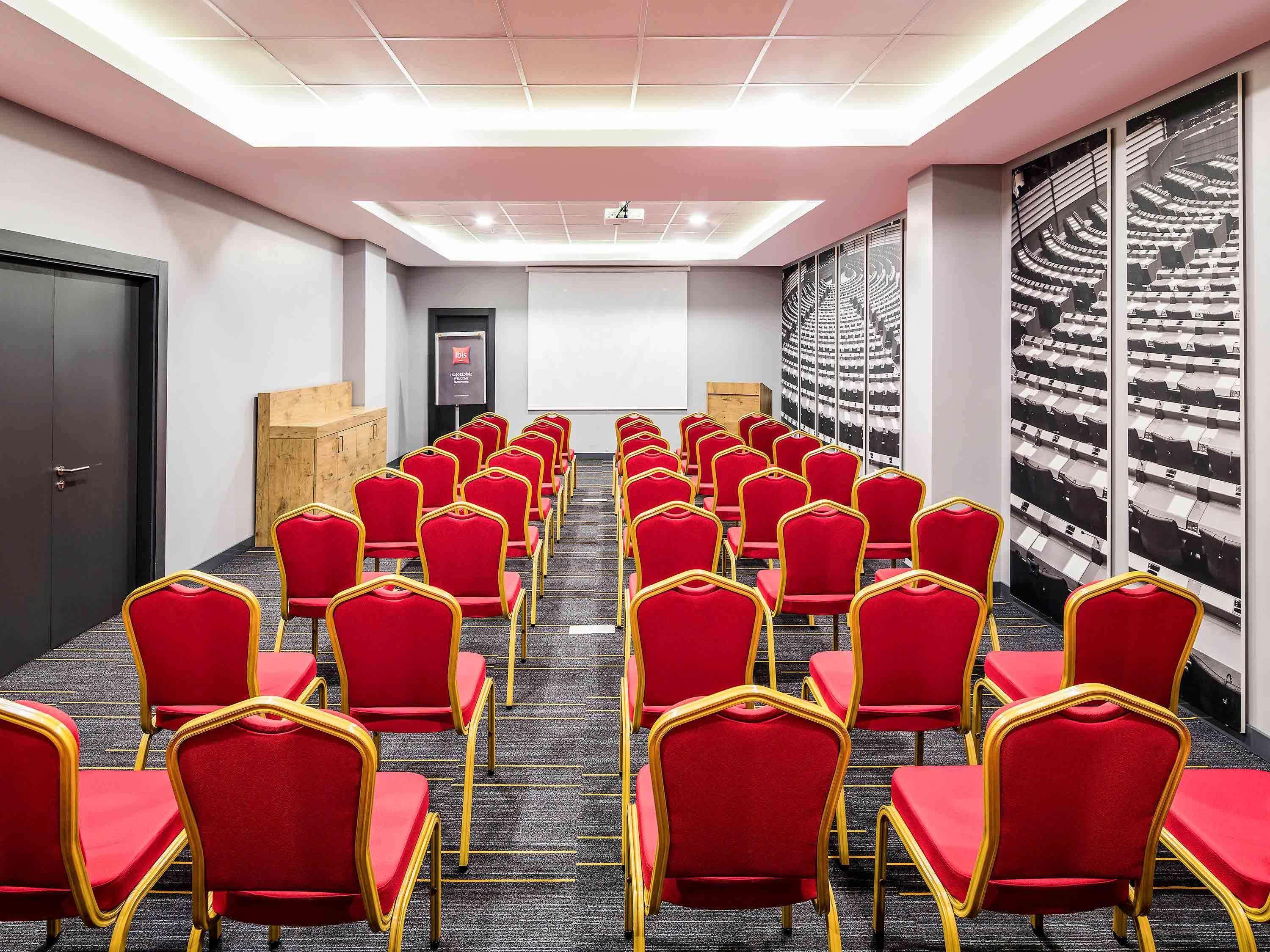Hotel Ibis West 3*