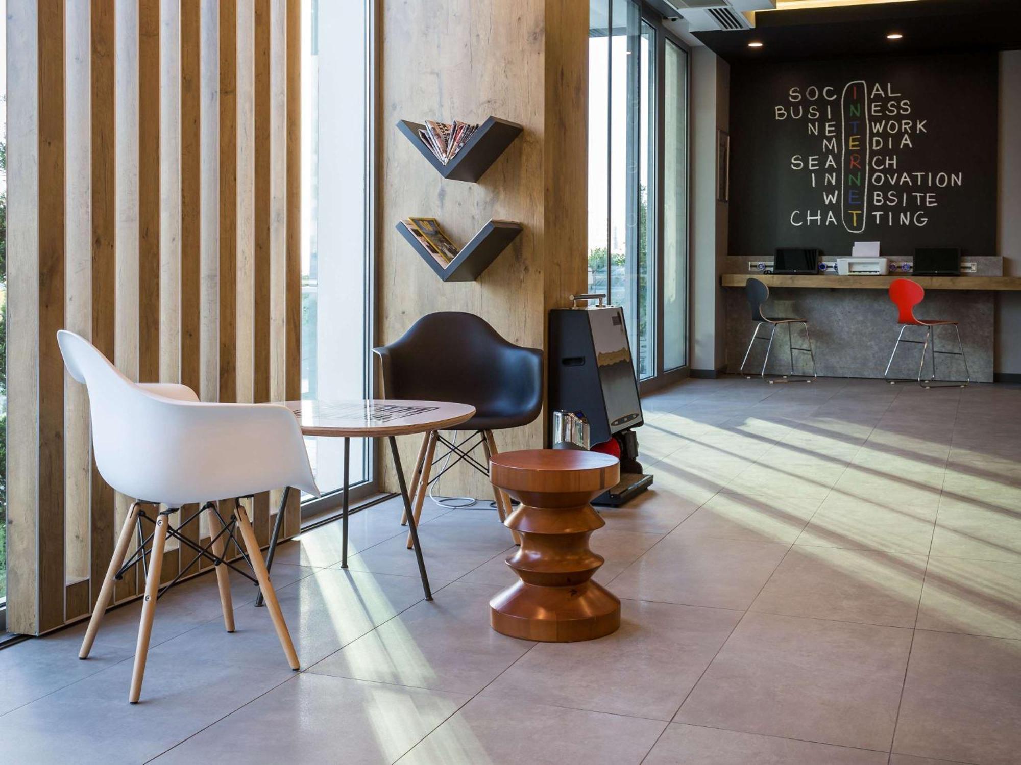 Ibis West 3*
