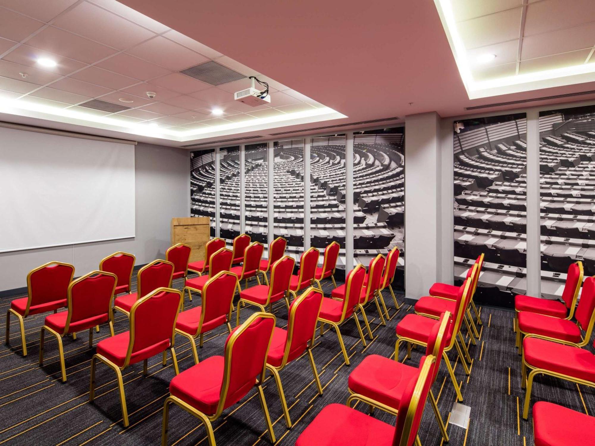 Ibis West Отель