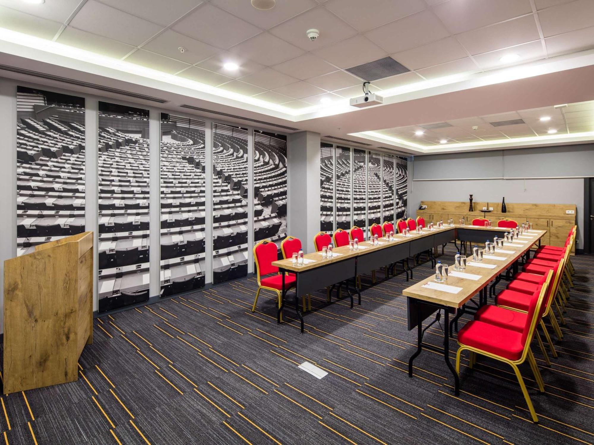 Отель Ibis West
